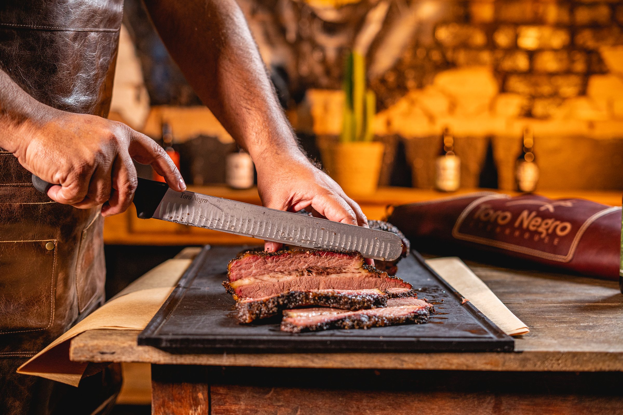 Pitmaster fatiando carne na casa de fogo